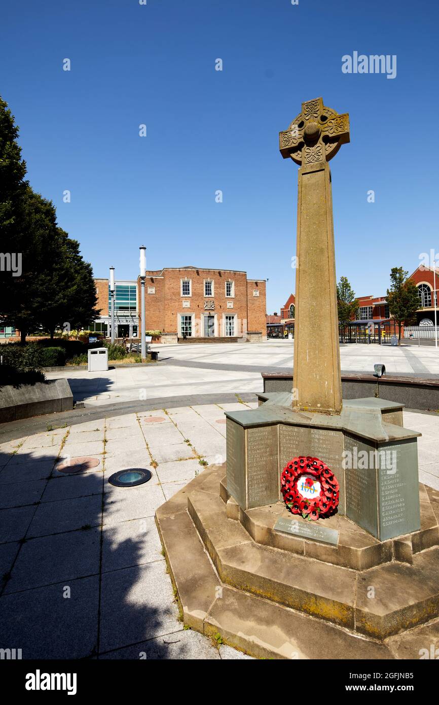 Ellesmere Port Civic Hall und Kriegsdenkmal im Stadtzentrum Stockfoto