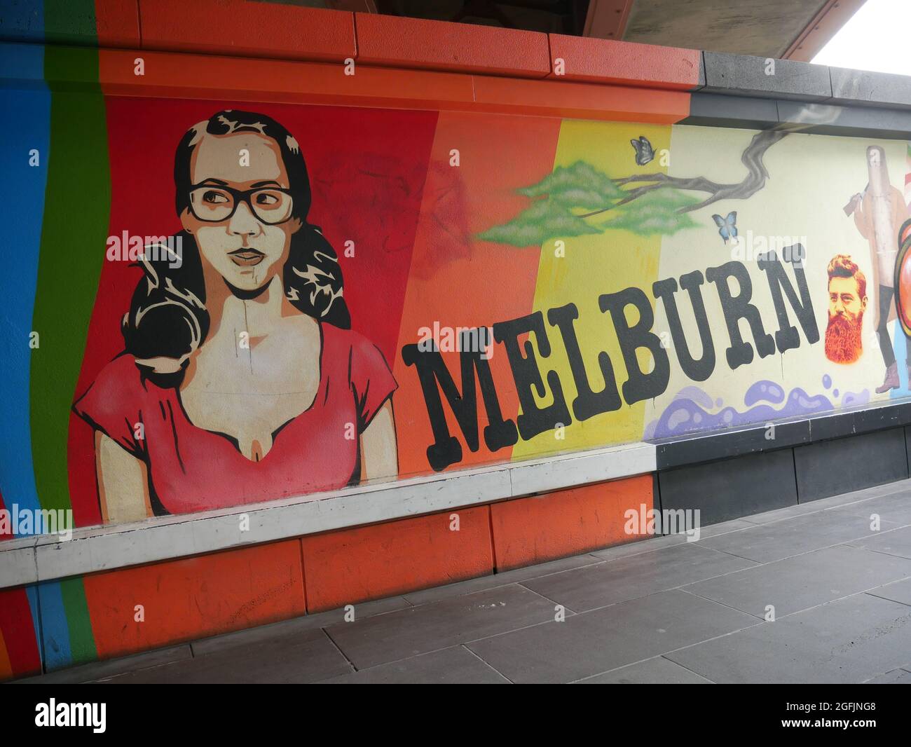 Spazieren Sie durch die Innenstadt und erkunden Sie die Stadt, wo Sie einige der Melbourne Street Art sehen werden Stockfoto