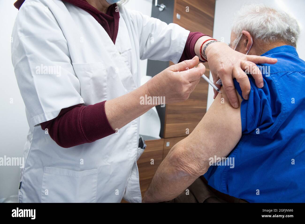 L'Isle en Dodon (Südwest-Frankreich), am 2021/04/07: Kampagne zur Sensibilisierung für COVID 19-Impfstoffe in ländlichen und abgelegenen Gebieten mit dem TIMM (Mobile Medical ima Stockfoto