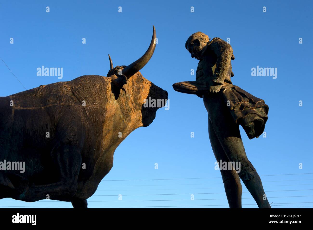 VIC Fezensac (Südwestfrankreich): Vor den Joseph Fourniol Arenas, lebensgroße Statue von Manuel de La Fuente, die Victorino Martin, Sp Stockfoto