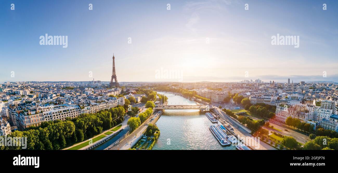 Pariser Luftpanorama mit der seine und dem Eiffelturm, Frankreich. Romantischer Sommerurlaub Urlaubsziel. Panoramablick über das historische Parisi Stockfoto