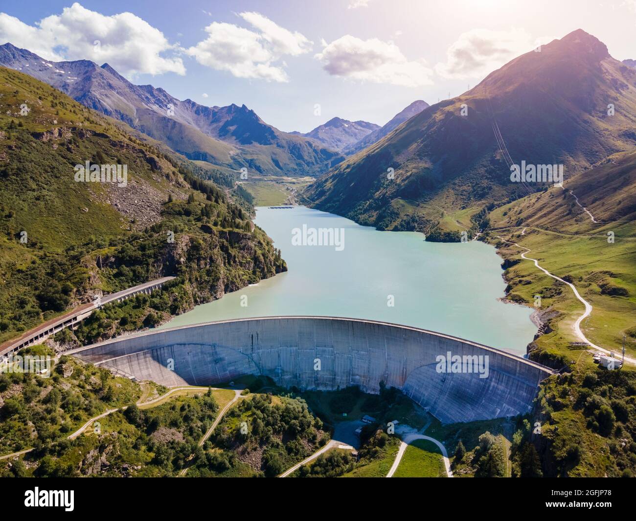 Staudamm und Stausee in den Schweizer Alpen zur Erzeugung von Wasserkraft. Luftaufnahme des Bogendamms zwischen den Bergen. Wasserkraft grüne Energie für Sustain Stockfoto