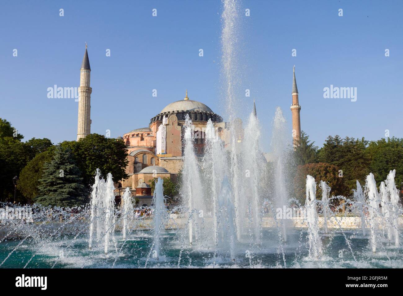 Hagia Sophia Kuppeln und Minarette in der Altstadt von Istanbul mit dem Sultan Ahmad Maydan Brunnen im Vordergrund, Türkei Stockfoto