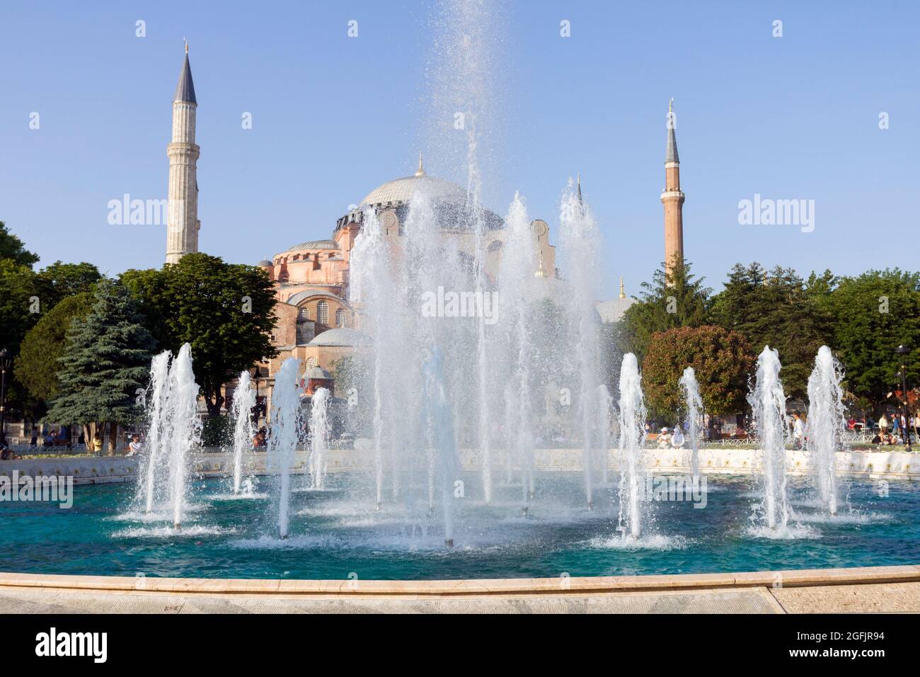 Hagia Sophia Kuppeln und Minarette in der Altstadt von Istanbul mit dem Sultan Ahmad Maydan Brunnen im Vordergrund, Türkei Stockfoto