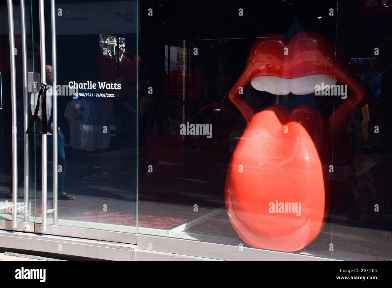 London, Großbritannien. August 2021. Ein schwarzes Band ist an der Tür neben einem Charlie Watts Tribut im Rolling Stones Store in der Carnaby Street gebunden. Der legendäre Schlagzeuger starb am 24. August 2021 im Alter von 80 Jahren. Stockfoto