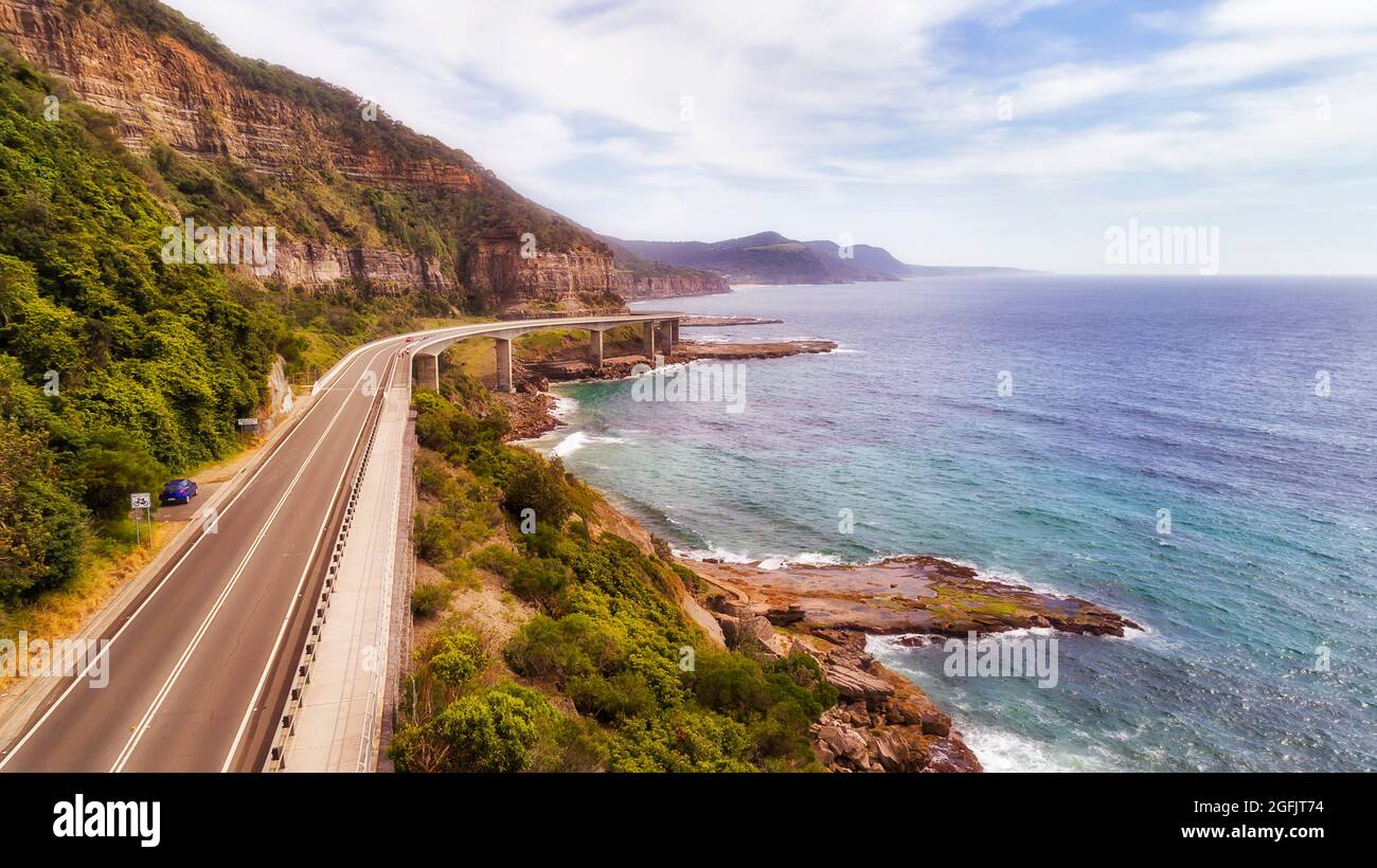 Spektakuläre Sea Cliff Bridge auf dem Grand Pacific Drive in Australien entlang der Pazifikküste - Luftlandschaft. Stockfoto