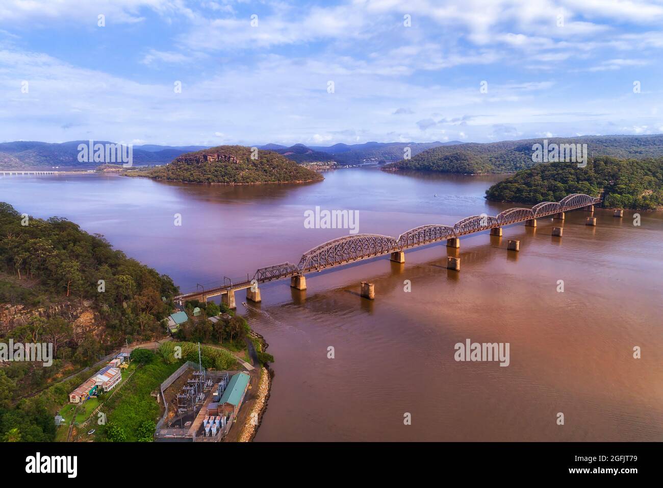 Eisenbahnbrücke über den Hawkesbury River im Brooklyner Fischerdorf im Großraum Sydney - Luftlandschaft. Stockfoto