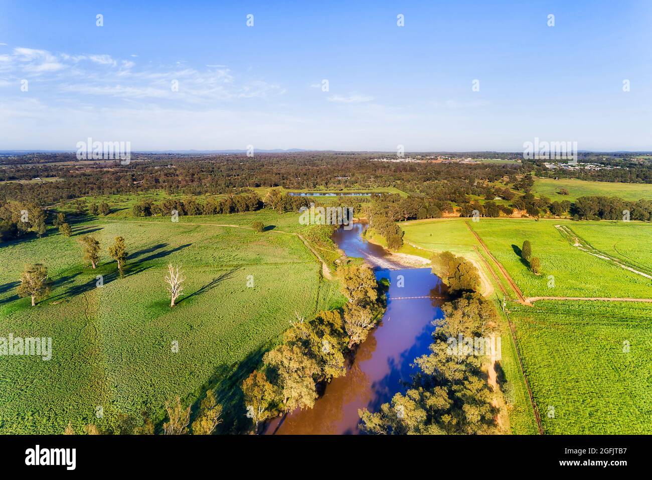 Grüne Weideplätze und landwirtschaftliche Felder rund um Dubbo Stadt und Macquarie Fluss der australischen Great Western Ebenen - Luftlandschaft. Stockfoto