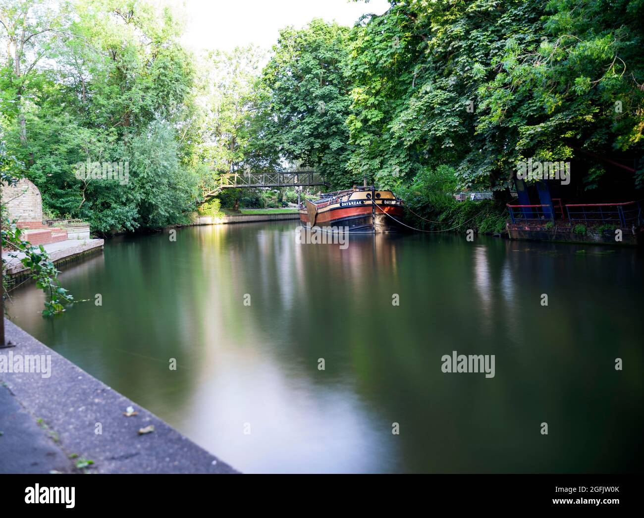 Eine lange Belichtungsansicht des staines Flusses vom lammas Ground Stockfoto