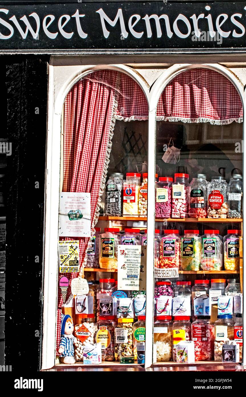 Bonbons in Gläsern, in einem Schaufenster angezeigt; Gläser Mit Süßigkeiten in Einem Schaufenster Stockfoto