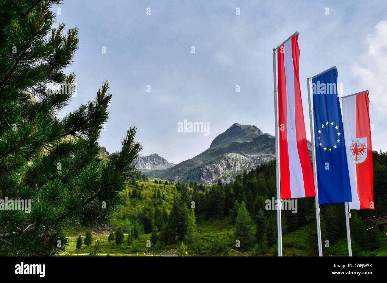 Fahne, Flagge, Österreich, EU, Tirol, wehen, Wind, Stange, Fahnenstange, Nation, Stolz, Zugehörigkeit, Land, rot, weiß, blau, Stern, gelb, Osttirol, O Stockfoto