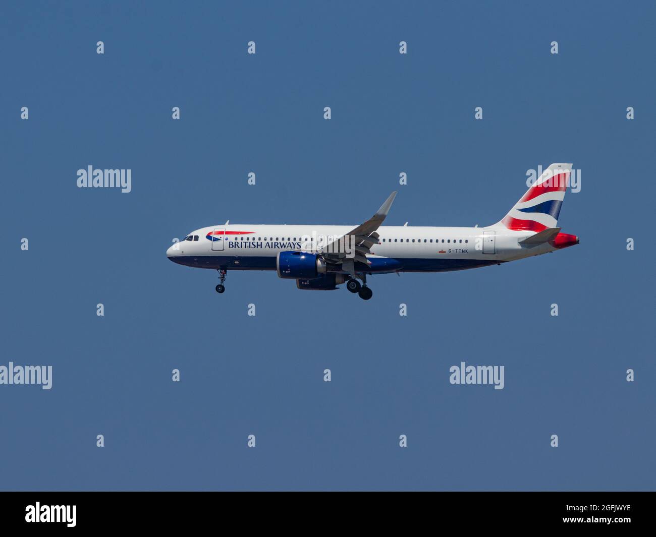 Heraklion, Griechenland - 20. August 2021 - ein Airbus 320neo von British  Airways (BA) mit der Identifikationsnummer HB-JCL nähert sich zur Landung  in Herakl Stockfotografie - Alamy