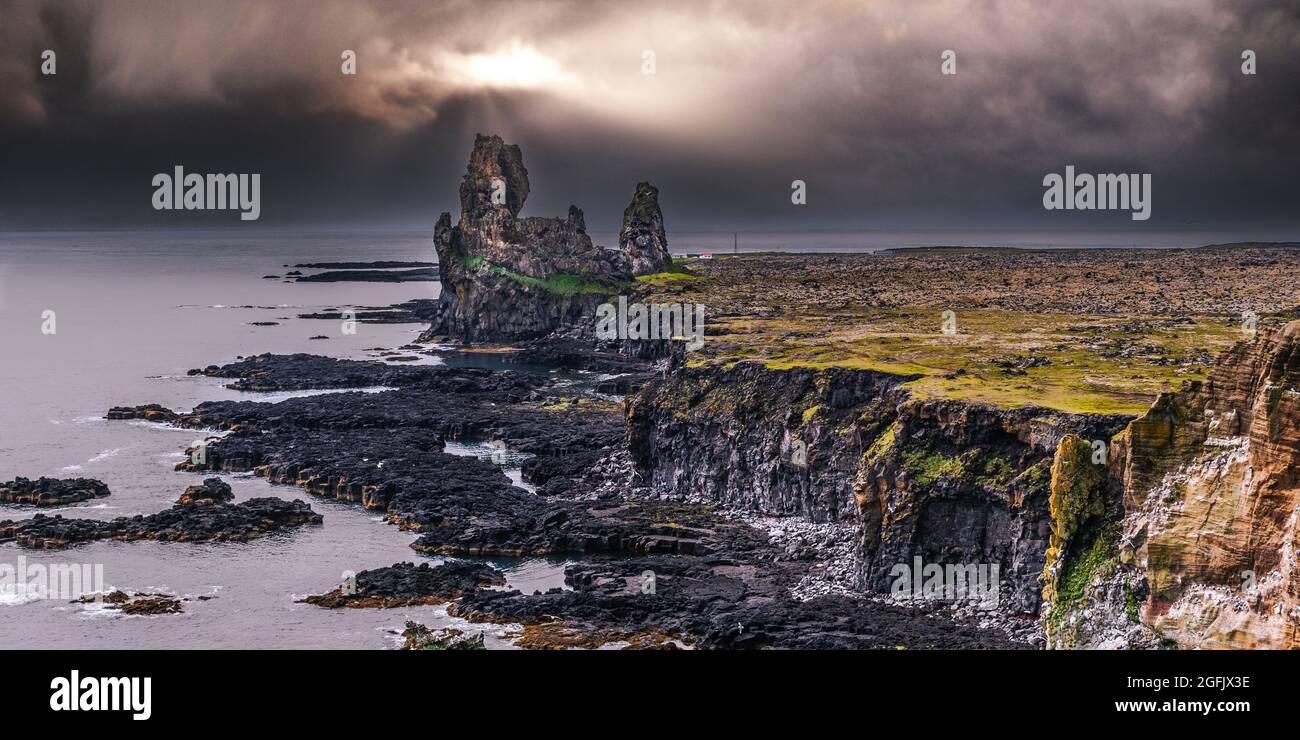 Die Lóndrangar sind ein Paar Felsnadeln in Island. Es handelt sich um vulkanische Dübel aus Basalt, die von ero aus weicheren umgebenden Gesteinen herausgehauen wurden Stockfoto