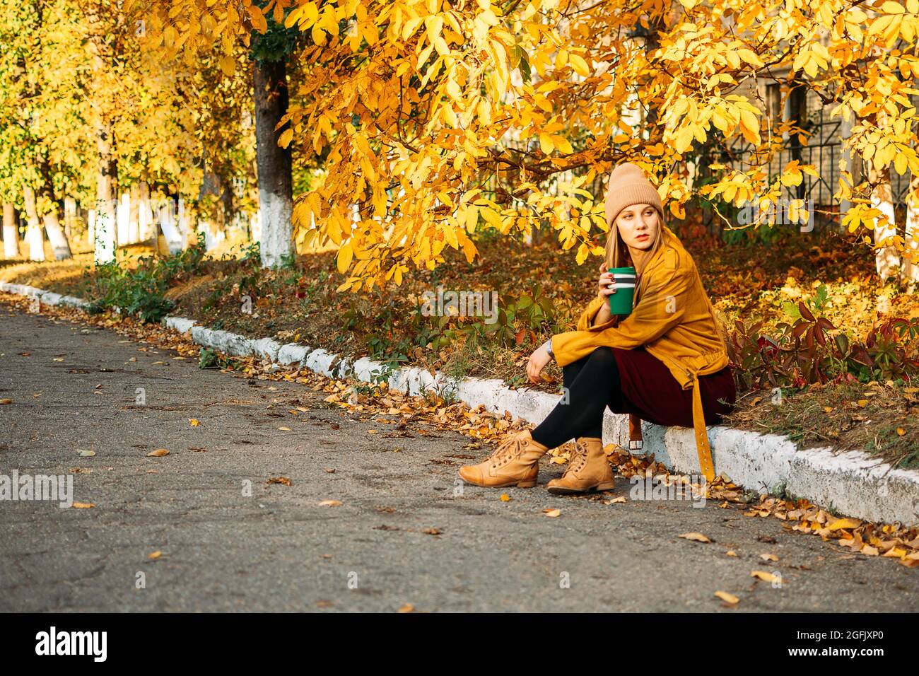 Allein Zeit, einige Zeit für sich selbst, ich Zeit für Selbstversorgung und Selbstheilung. Allein junge Frau, die das Leben im Herbstpark genießt. Mich Selbst Verbessern Stockfoto