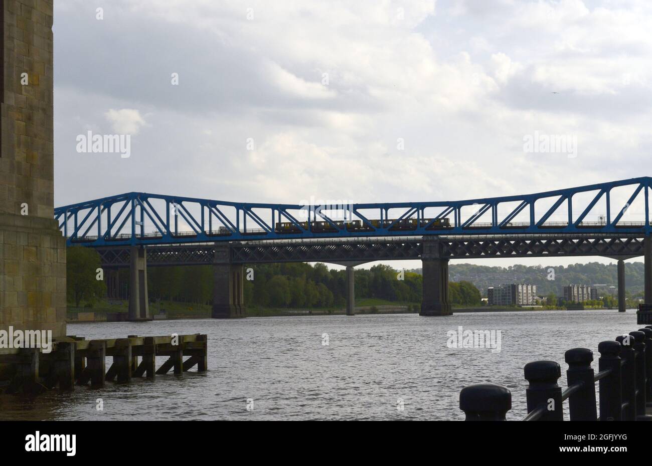 NEWCASTLE. TYNE und WEAR. ENGLAND. 05-27-21. Eine U-Bahn, die die Brücke über den Fluss Tyne überquert. Die Brücke verbindet Newcastle mit Gateshead. Stockfoto