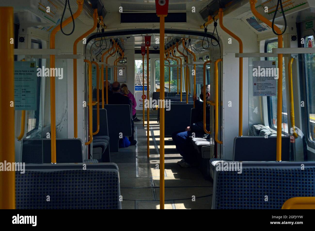 NEWCASTLE. TYNE und WEAR. ENGLAND. 05-27-21. Das Innere eines der S-Bahn-Waggons der Stadt. Stockfoto