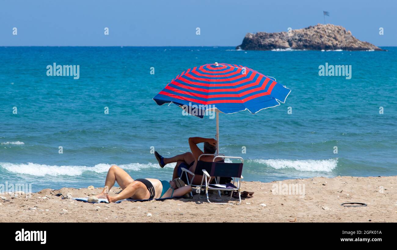 Heraklion, Griechenland - 20. August 2021 - zwei Urlauber entspannen an einem Strand in der Nähe von Heraklion, Kreta Stockfoto