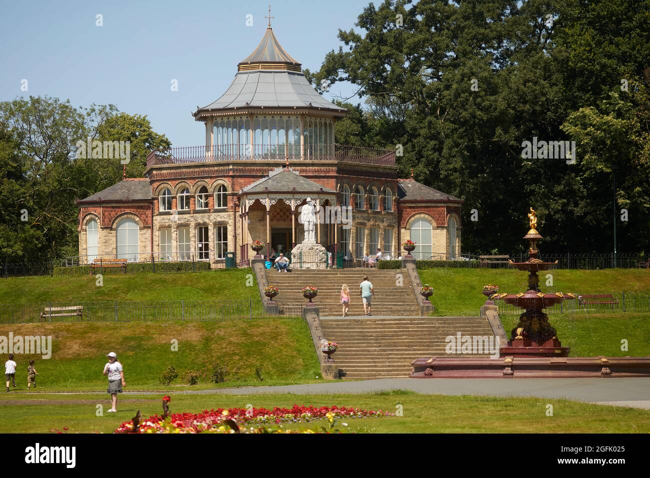Wigan Stadtzentrum Lancashire, Wigan Grade II denkmalgeschützten Mesnes Park mit viktorianischen achteckigen Pavillon, das Boer war Memorial und die Coalbrookdale Fount Stockfoto