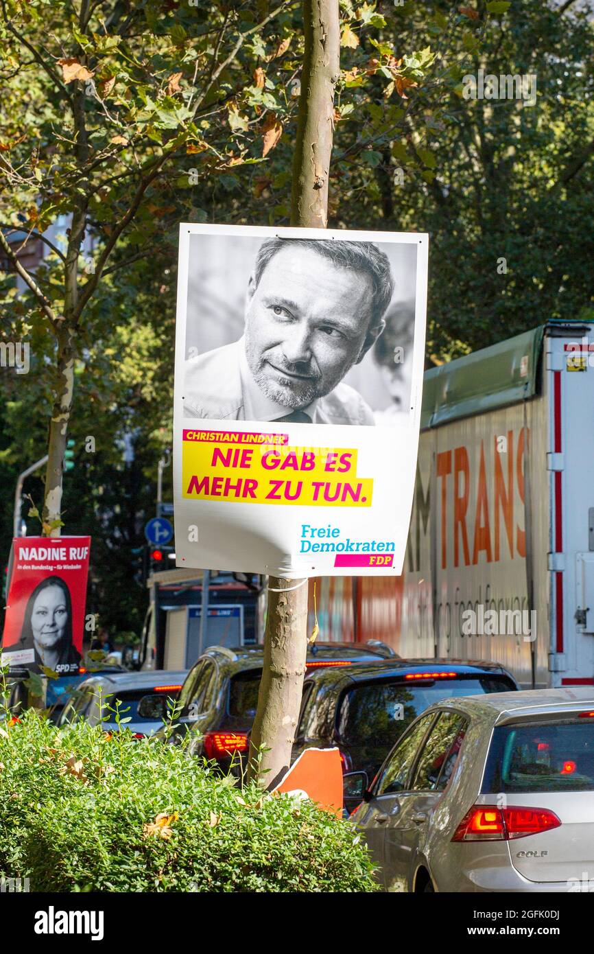 Wiesbaden, 25. August 2021: Wahlkampfplakat der Freien Demokratischen Partei (FDP) in der Innenstadt von Wiesbaden, Hessen. Deutschland steht am 26. September vor Bundestagswahlen. Die Freie Demokratische Partei (FDP) ist eine klassisch-liberale politische Partei in Deutschland. Die FDP wird von Christian Lindner geleitet. Einige Verkehrsteilnehmer im Hintergrund Stockfoto