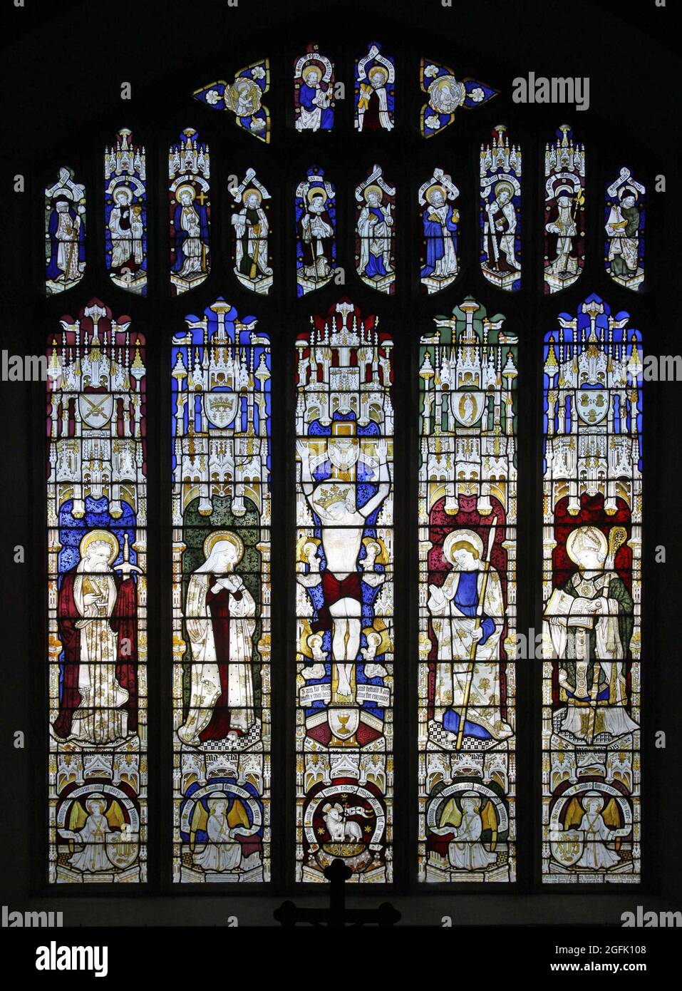 Ein Buntglasfenster von Herbert Bryans (Ernest Heasmann, Künstler) mit Darstellung der Kreuzigung, St. Andrew the Apostle Church, holt, Norfolk. Stockfoto