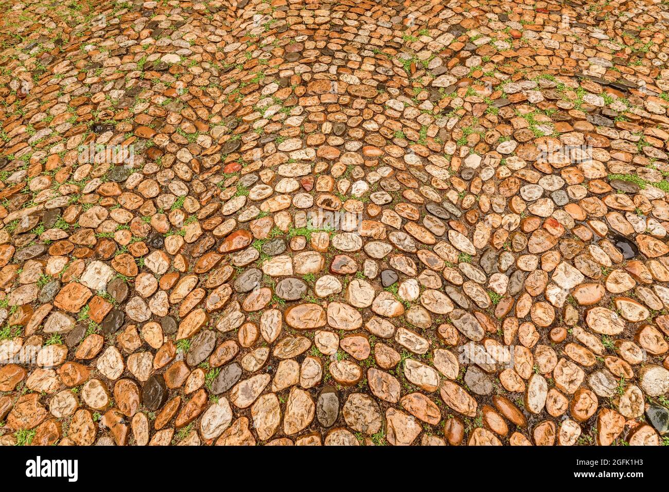 Alte Straße in einem mittelalterlichen Viertel. Pflastersteinmuster. Stockfoto