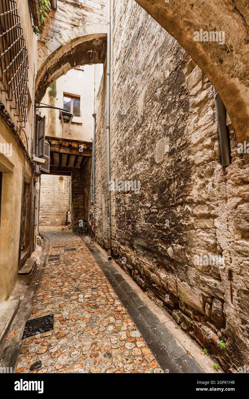 Schmale Gasse mit Steinbögen in der Altstadt von Avignon. Stockfoto