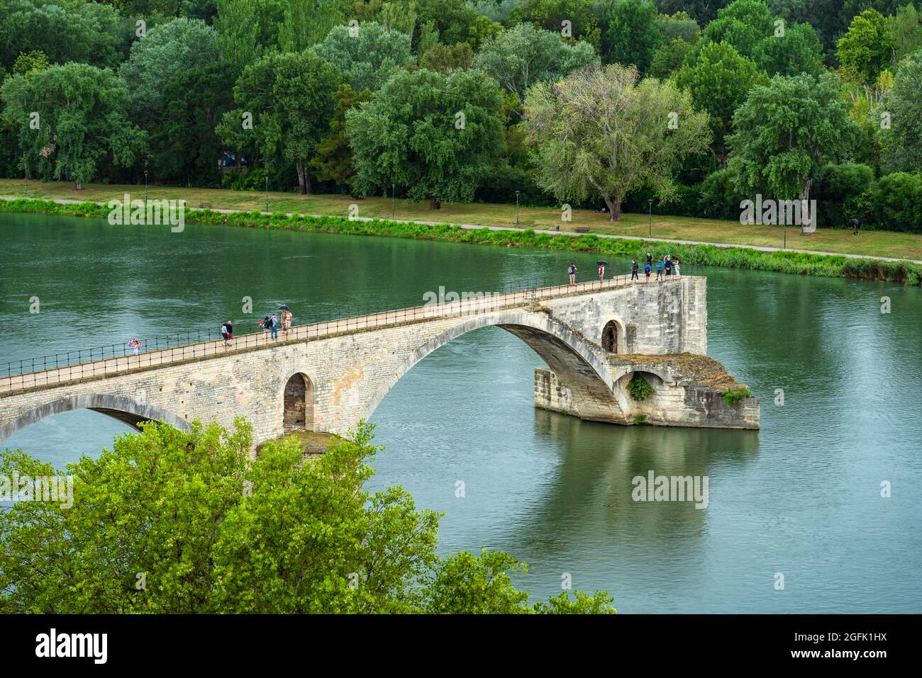 Avignon, Frankreich. Le Pont d'Avignon wird auch als St-Bénézet bekannt, das im 12. Jahrhundert erbaut und durch eine Rhône-Flut im 17. Jahrhundert zerstört wurde. Stockfoto