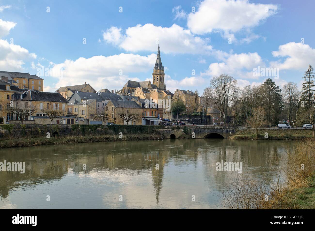 Charleville Mezieres (Nordostfrankreich): Überblick über die Altstadt von Mezieres im Winter, am Ufer der Maas Stockfoto