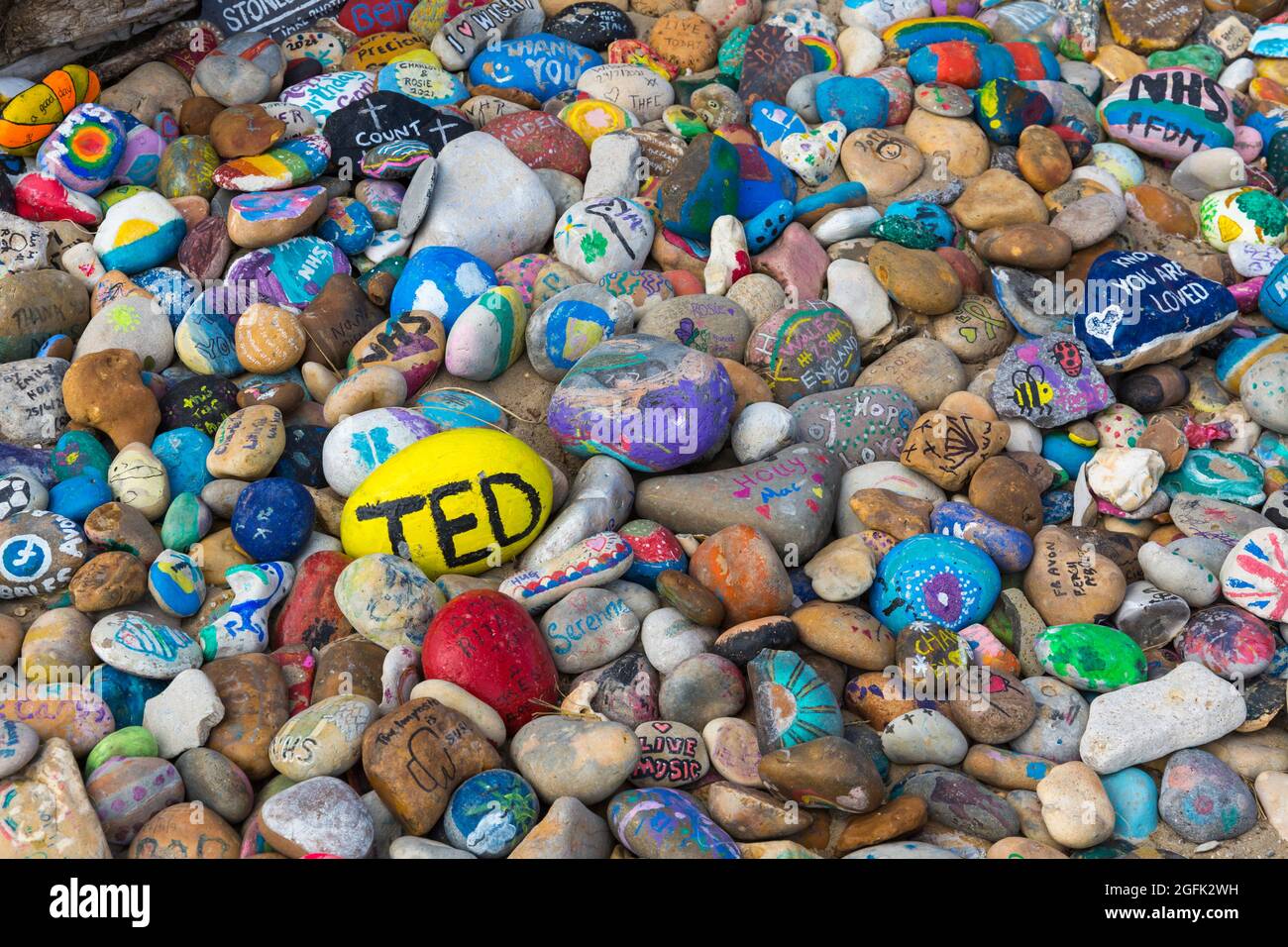 Avon Beach Pebbles - bemalte Pebbles am Avon Beach, Mudeford, Christchurch, Dorset UK im August Stockfoto