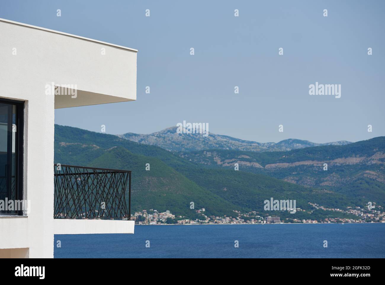 Modernes Gebäude mit Balkon und Meerblick mit Kopierplatz Stockfoto