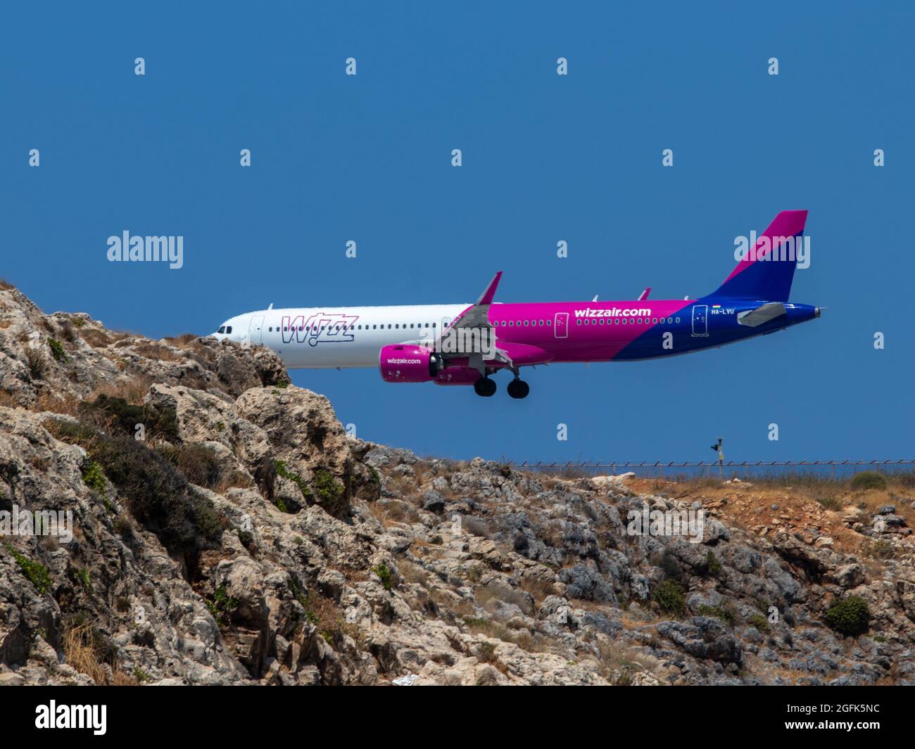 Heraklion, Griechenland - 20. August 2021 - ein Airbus 321neo von Wizz Air mit der Identifikationsnummer HA-LVU nähert sich der Landung am Flughafen Heraklion Stockfoto