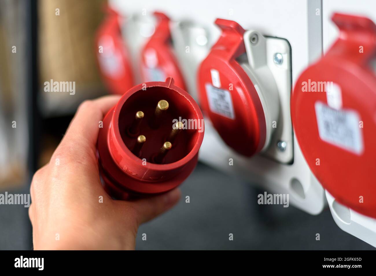 Industriesteckdosen und Stecker auf der Verteilerplatine. Baustelle Strom, temporäre Energieversorgung Stockfoto