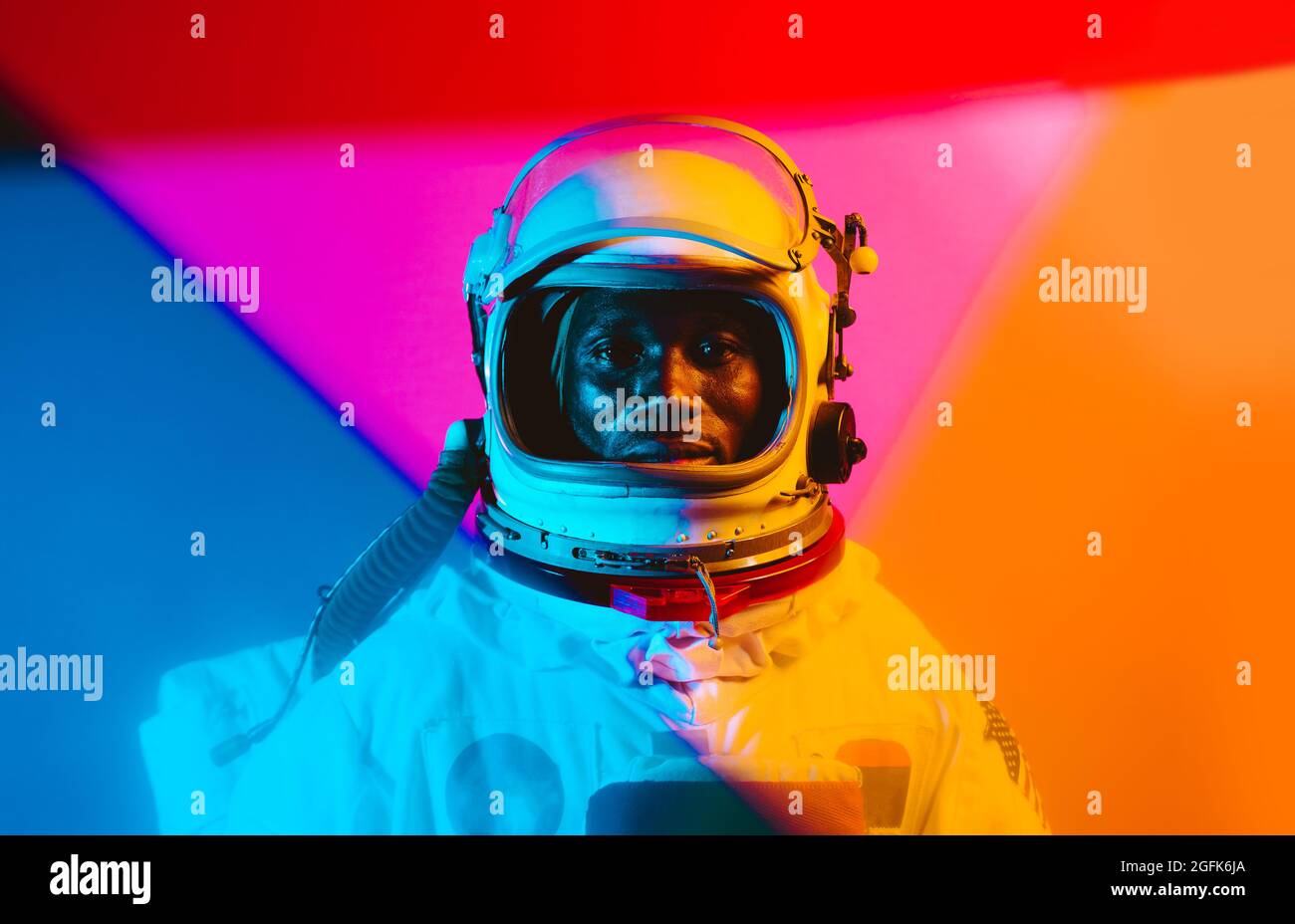 Filmisches Bild eines Astronauten. Buntes Porträt eines Mannes mit Raumanzügen Stockfoto