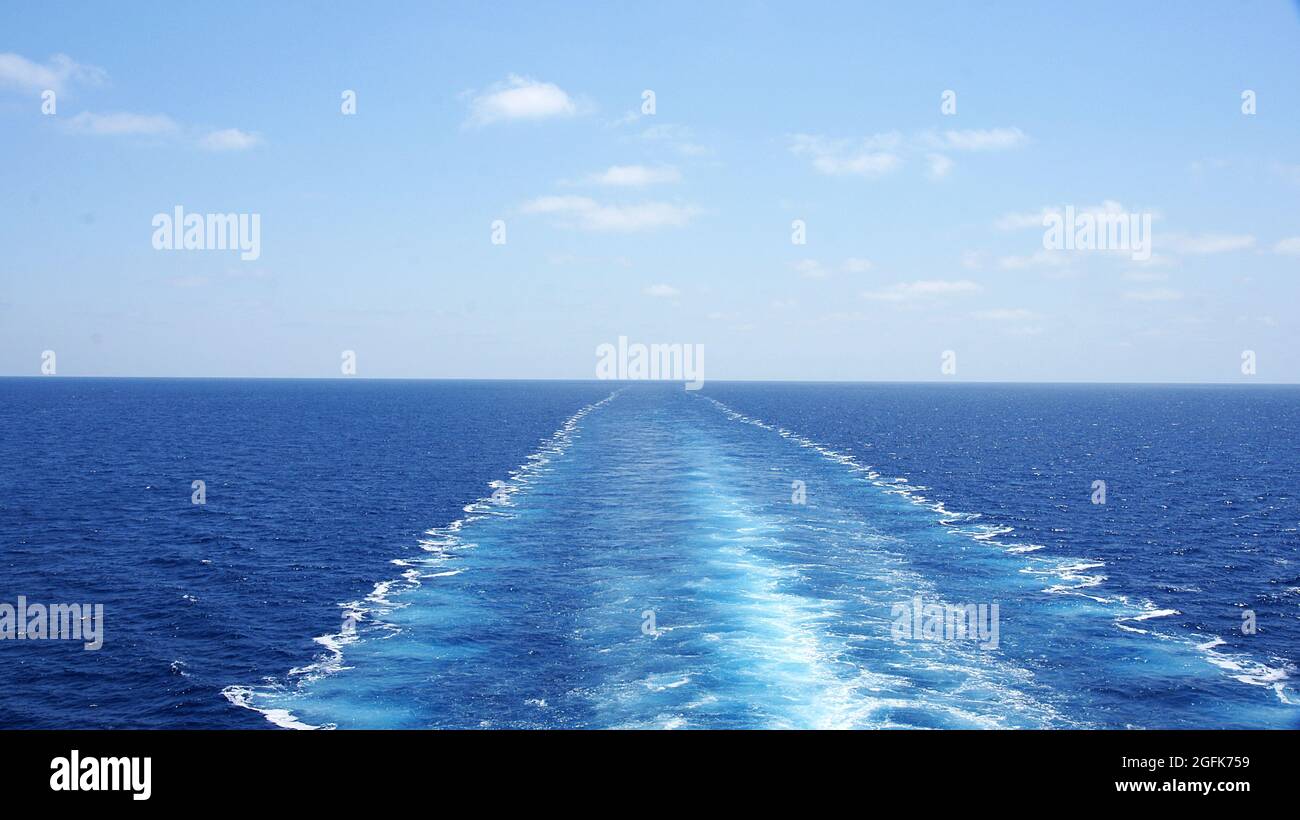 wake links von einem Schiff im Meer Stockfoto