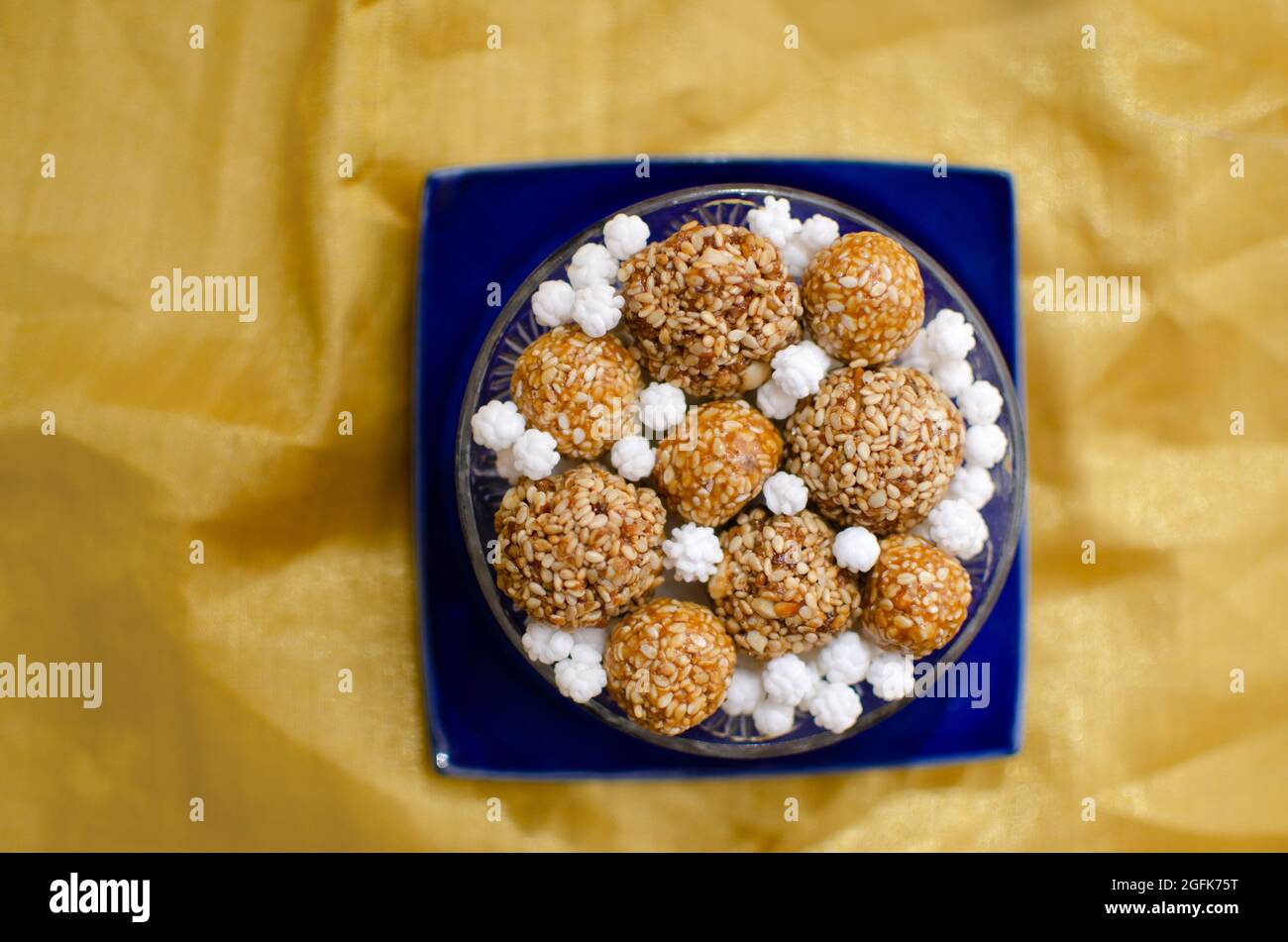 Lados und Süßigkeiten aus Sesam und Jagery für das Makar Sakranti Festival, das den Übergang der Sonne in Makar oder Steinbock markiert Stockfoto