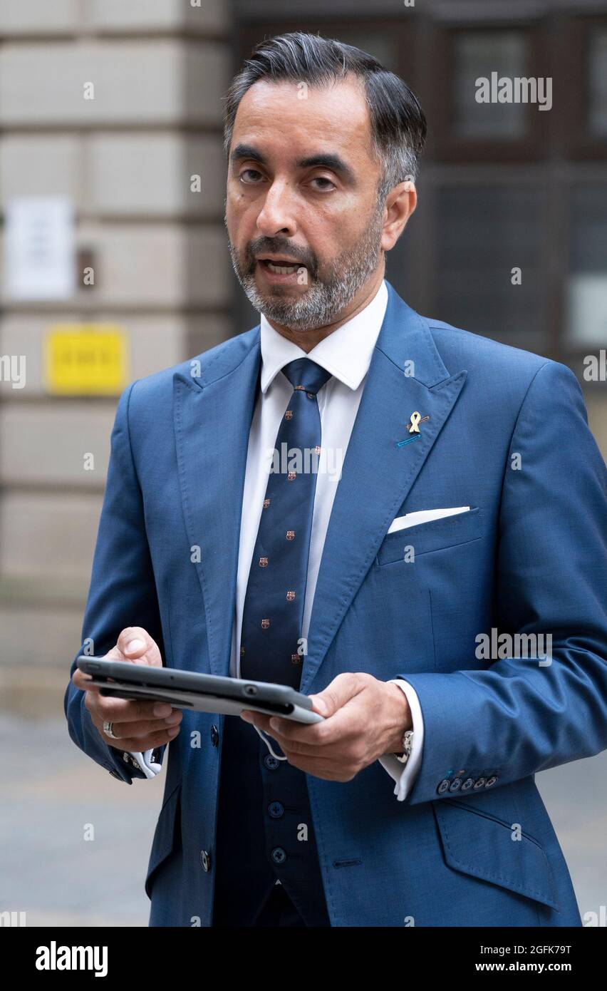 Die Rechtsanwältin Aamer Anwar hält vor dem Edinburgh Sheriff Court, Edinburgh, eine Erklärung vor den Medien ab, nachdem die ehemalige katalanische Politikerin Clara Ponsati wegen Aufruhrs wegen ihrer Rolle in Kataloniens unsanktioniertem Unabhängigkeitsreferendum im Jahr 2017 vernommen worden war. Bilddatum: Donnerstag, 26. August 2021. Stockfoto