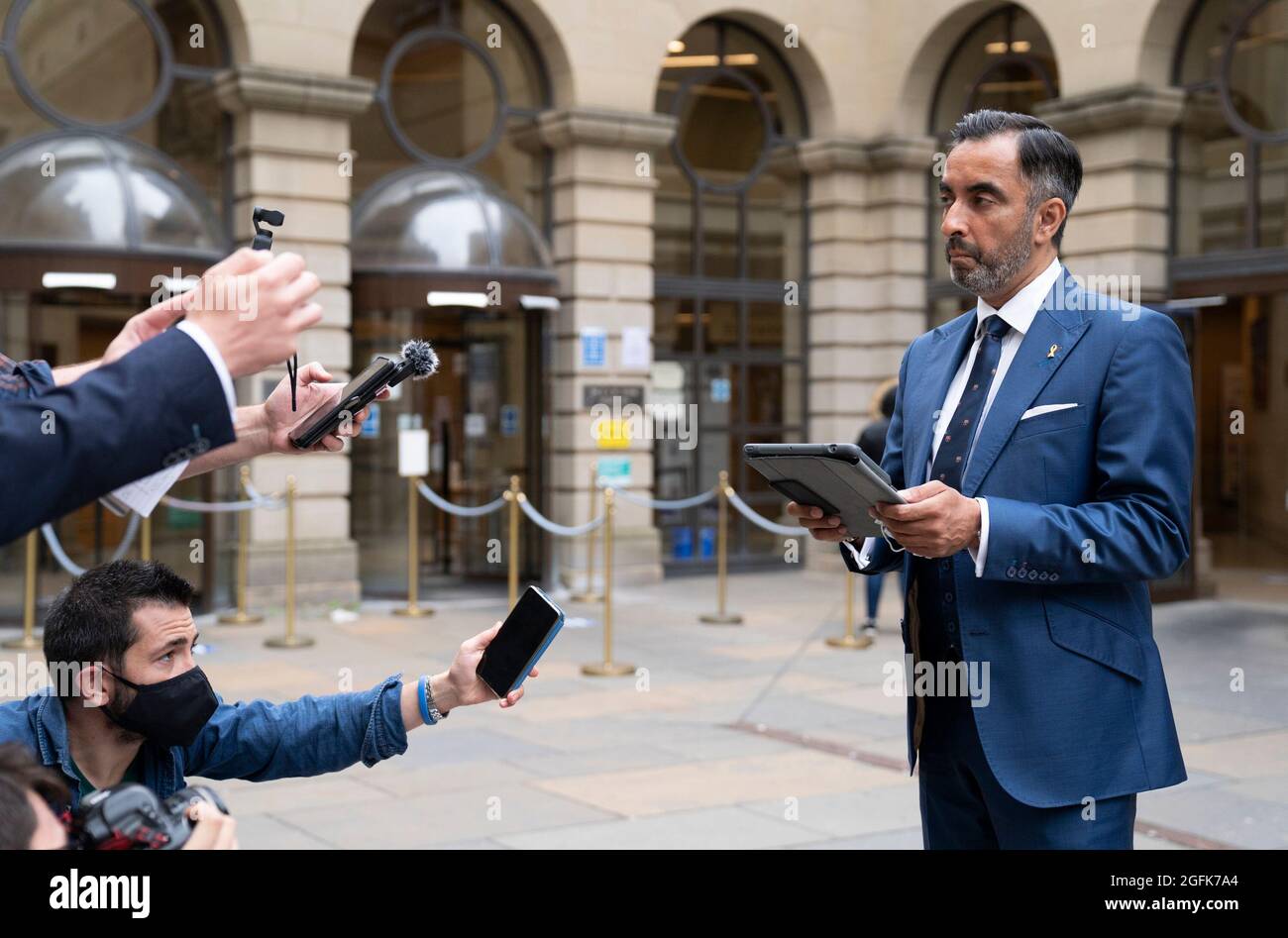 Die Rechtsanwältin Aamer Anwar hält vor dem Edinburgh Sheriff Court, Edinburgh, eine Erklärung vor den Medien ab, nachdem die ehemalige katalanische Politikerin Clara Ponsati wegen Aufruhrs wegen ihrer Rolle in Kataloniens unsanktioniertem Unabhängigkeitsreferendum im Jahr 2017 vernommen worden war. Bilddatum: Donnerstag, 26. August 2021. Stockfoto