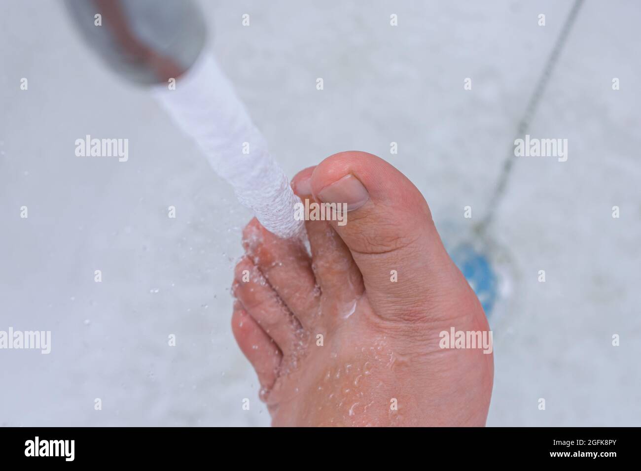 Einhaltung der persönlichen Hygiene, tägliches Waschen der Füße unter sauberem Wasser und Seife Stockfoto