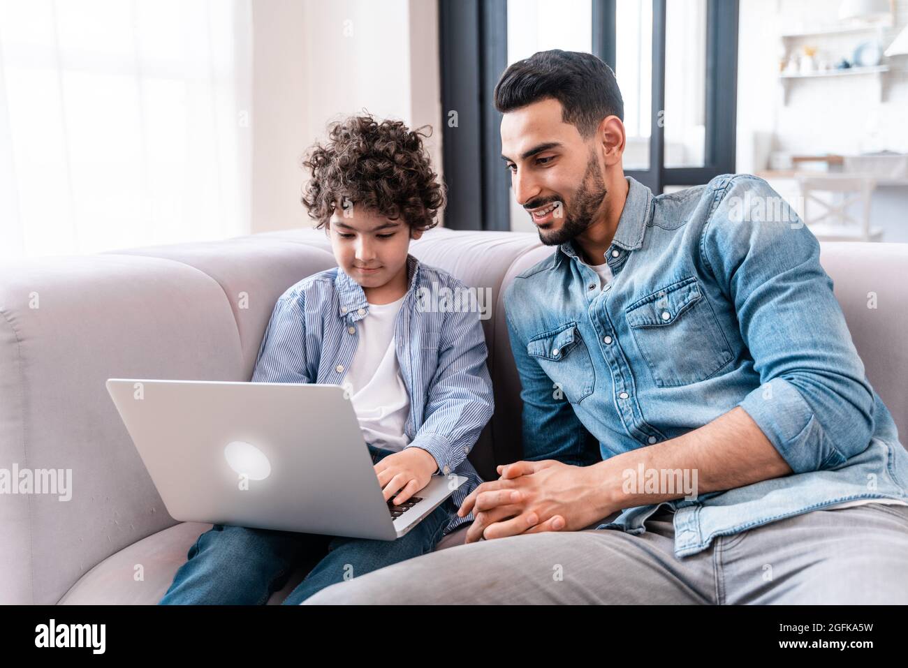 Vater und Sohn verbringen zu Hause Zeit miteinander. Arabische Lifestyle-Momente für die ganze Familie Stockfoto