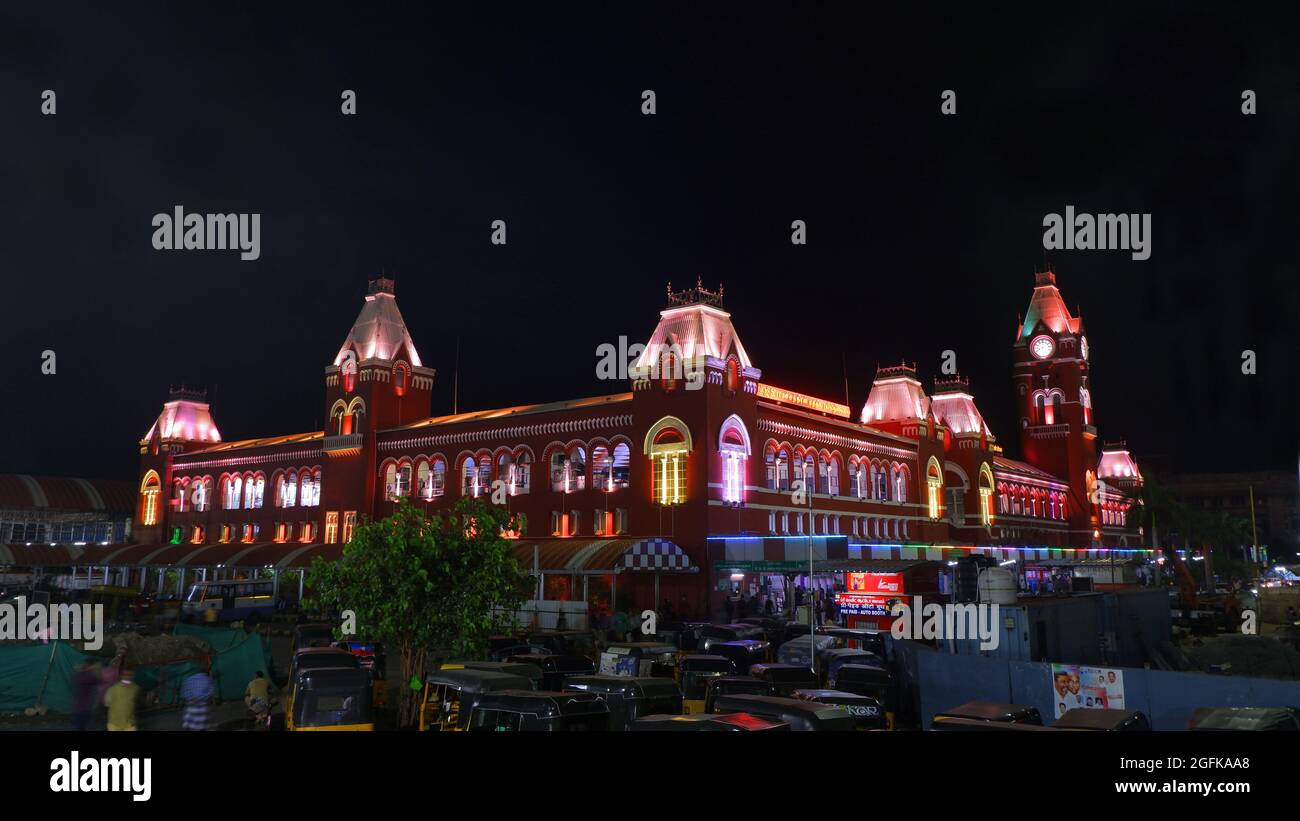 Seitenansicht des MGR Central Bahnhofs bei Nacht, Chennai, Tamilnaidu, Indien Stockfoto