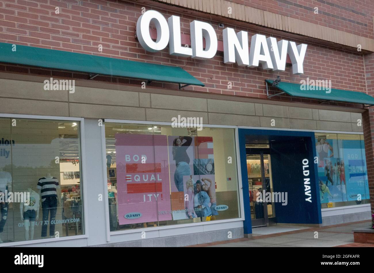 Schaufensterwerbung in einem Geschäft der Alten Marine, das die Körpergleichheit fördert. In Bayside, Queens, New york City. Stockfoto