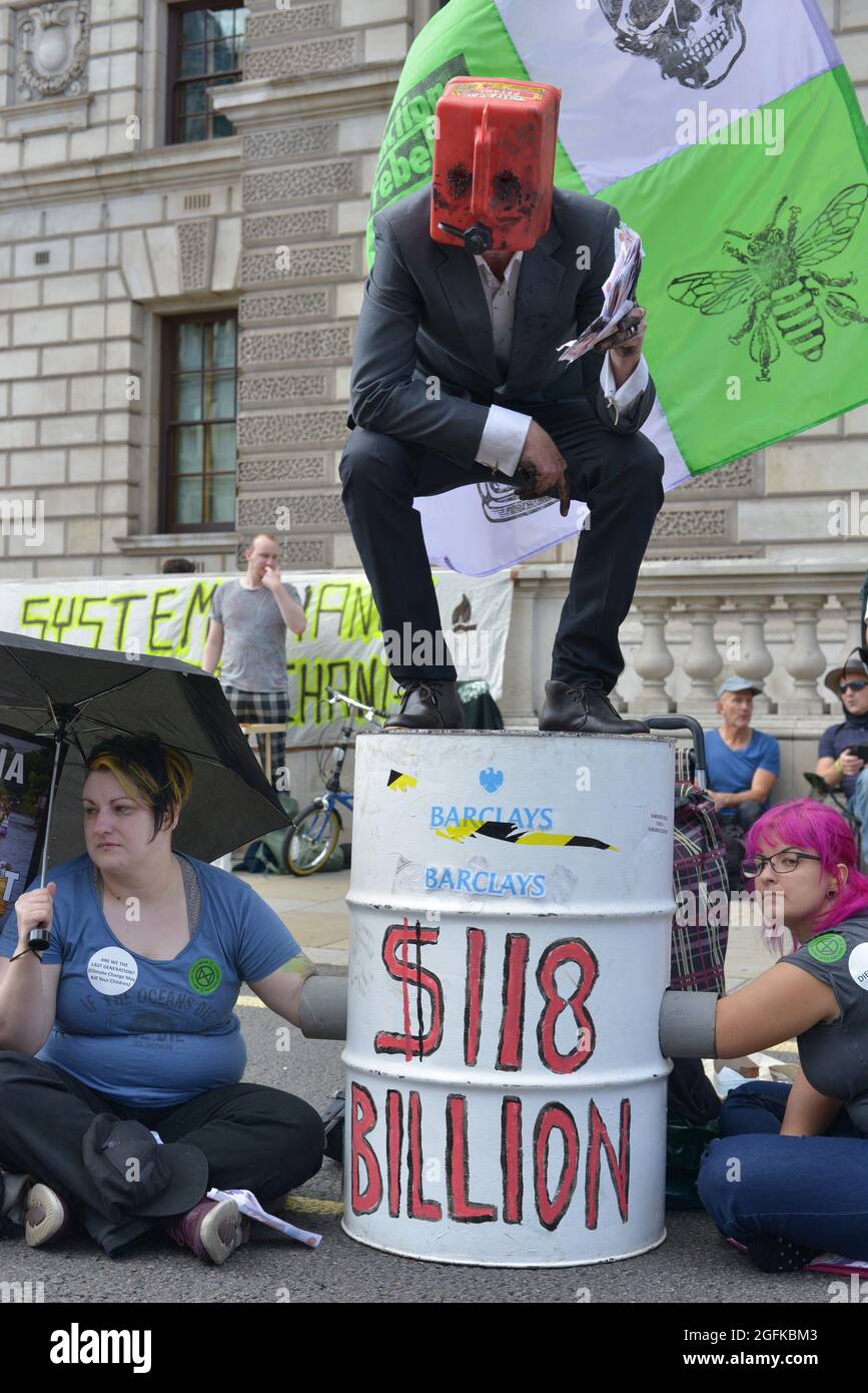 Ein Protestler, der während der Demonstration eine ausgefallene Maske trug. Klimaaktivisten von Extinction Rebellion demonstrieren in der Parliament Street Stockfoto