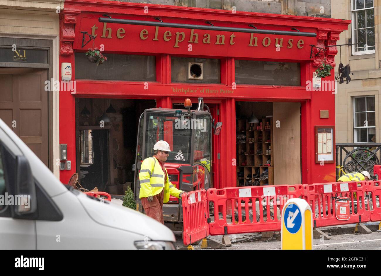 Das Elephant House Cafe, in dem JK Rowling ihren ersten Harry Potter-Roman auf der George IV Bridge in Edinburgh verschrieb, nachdem in den frühen Morgenstunden des 24. August 2021 in der angrenzenden Patisserie Valerie ein Feuer ausbrach. Bilddatum: Donnerstag, 26. August 2021. Stockfoto