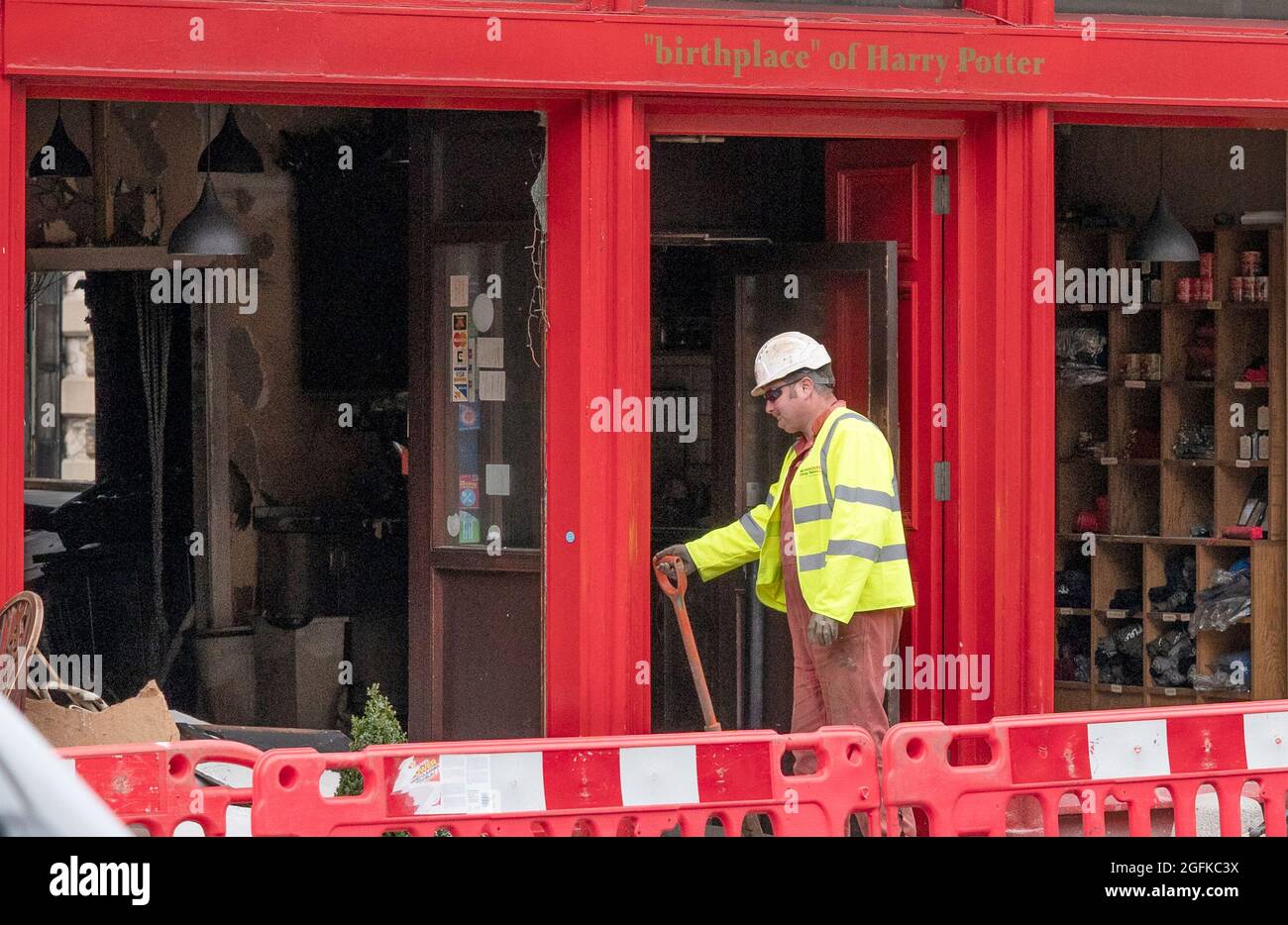 Das Elephant House Cafe, in dem JK Rowling ihren ersten Harry Potter-Roman auf der George IV Bridge in Edinburgh verschrieb, nachdem in den frühen Morgenstunden des 24. August 2021 in der angrenzenden Patisserie Valerie ein Feuer ausbrach. Bilddatum: Donnerstag, 26. August 2021. Stockfoto