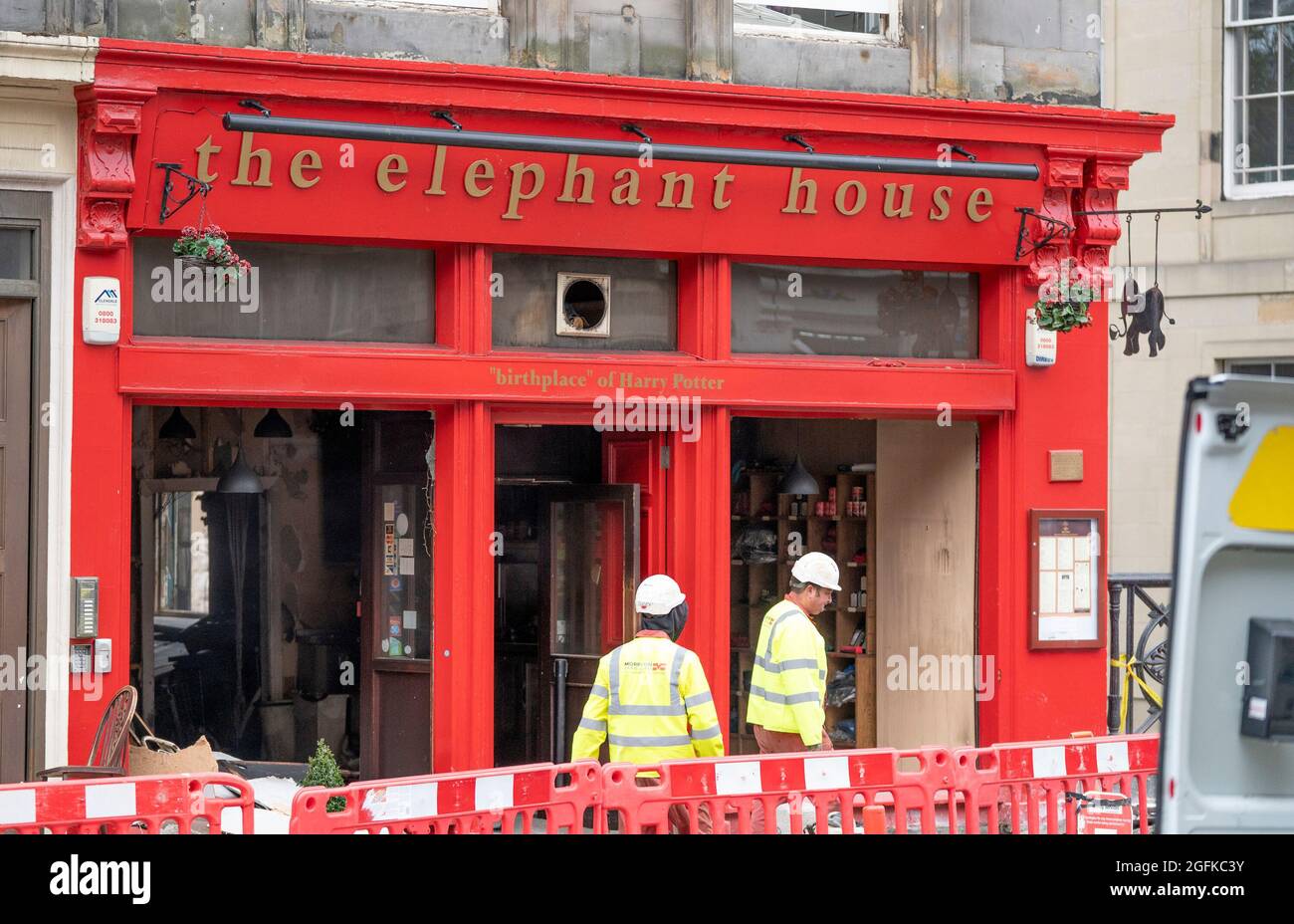 Das Elephant House Cafe, in dem JK Rowling ihren ersten Harry Potter-Roman auf der George IV Bridge in Edinburgh verschrieb, nachdem in den frühen Morgenstunden des 24. August 2021 in der angrenzenden Patisserie Valerie ein Feuer ausbrach. Bilddatum: Donnerstag, 26. August 2021. Stockfoto