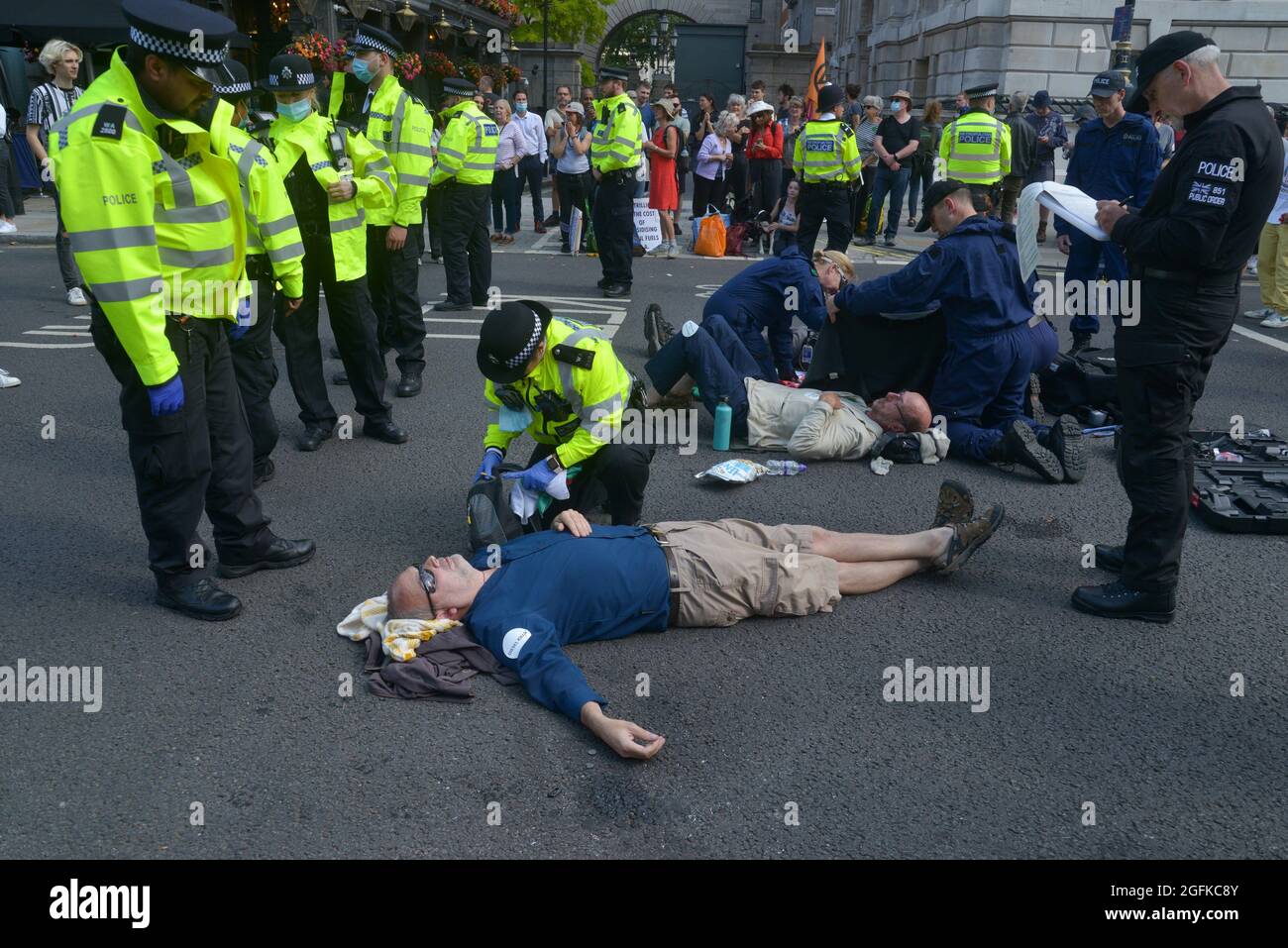 Die Polizei verhaftete während der Demonstration einen Protestierenden. Klimaaktivisten von Extinction Rebellion demonstrieren in der Parliament Street, Westminster Stockfoto