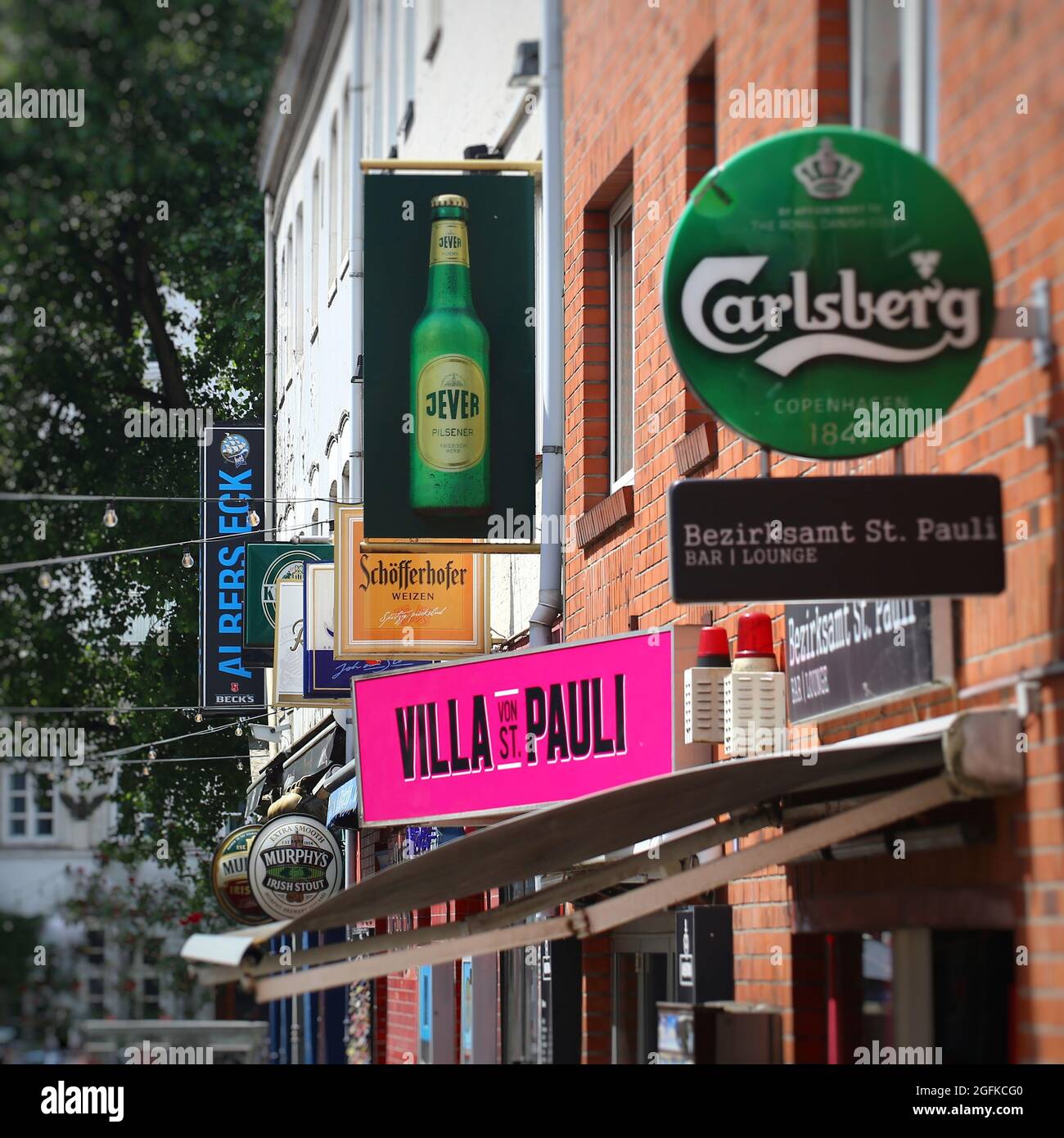 HAMBURG, DEUTSCHLAND - JUNI 27 2021 : Friedrichstraße in Hamburg St. Pauli ist voll von Bierwerbung. Stockfoto