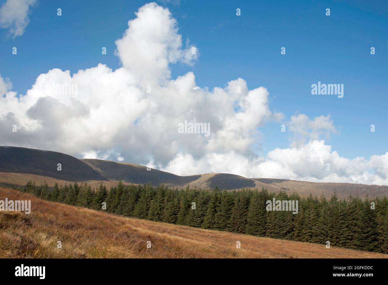 Wolken, die über den Gipfel der Cairnsmore-Flotte über dem Big Water von Fleet Valley Dumfries und Galloway Scotland führen Stockfoto