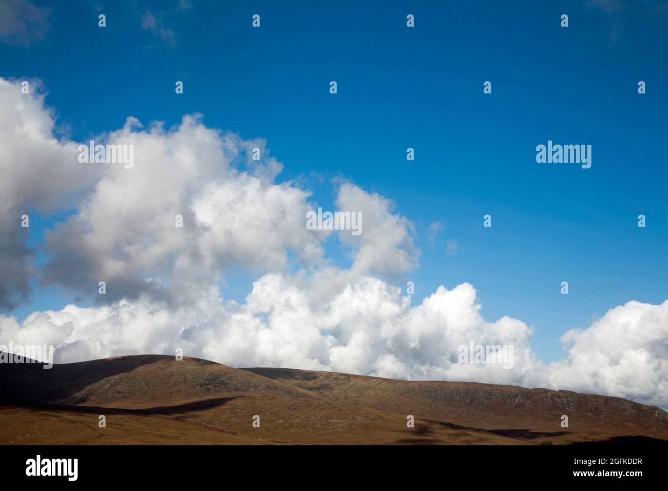 Wolken, die über den Gipfel der Cairnsmore-Flotte über dem Big Water von Fleet Valley Dumfries und Galloway Scotland führen Stockfoto