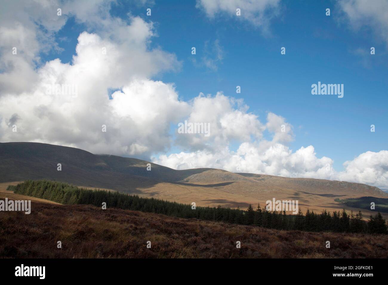 Wolken, die über den Gipfel der Cairnsmore-Flotte über dem Big Water von Fleet Valley Dumfries und Galloway Scotland führen Stockfoto